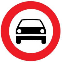 ceļa zīme Nr. 303 Mehāniskajiem transportlīdzekļiem braukt aizliegts