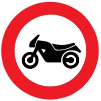 ceļa zīme Nr. 304 Motocikliem braukt aizliegts