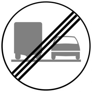 Ceļa zīme - Nr. 322 Kravas automobiļiem apdzīšanas aizliegums beidzas