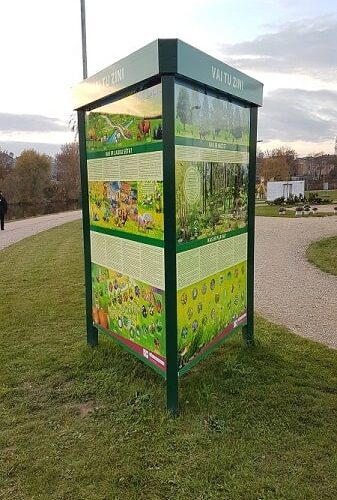 Trīspusīgs informācijas stends