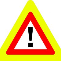 Ceļa zīme – Nr. 142F Bīstami (ar fluorescējošu apmali)